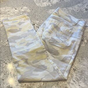 Democracy Light Yellow Camo Skinny Jeans Size 10